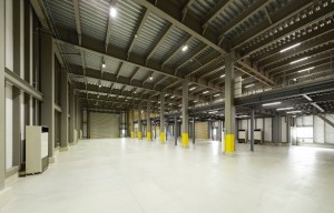 竣工直後の倉庫1階内部。2フロアの延床面積は約1100坪でコスメ、サプリメント専門倉庫としては大規模。